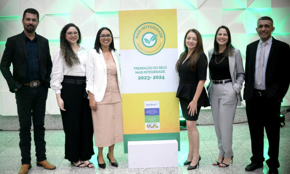 Equipe Girassol Agrícola presente na cerimônia. Da esq. p/ direita: Jefferson Maia, Maria Clara de Souza, Janielly Lopes, Neusa Lopes, Eloá Duarte e Eduardo Moreira.