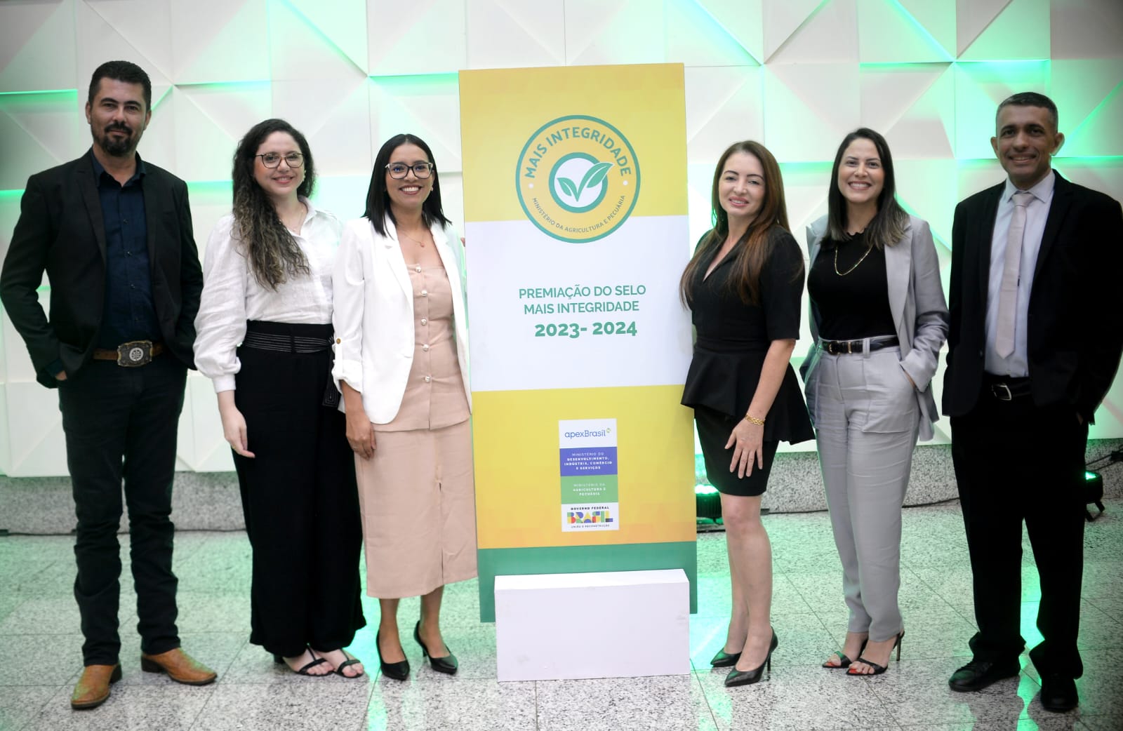 Equipe Girassol Agrícola presente na cerimônia. Da esq. p/ direita: Jefferson Maia, Maria Clara de Souza, Janielly Lopes, Neusa Lopes, Eloá Duarte e Eduardo Moreira.