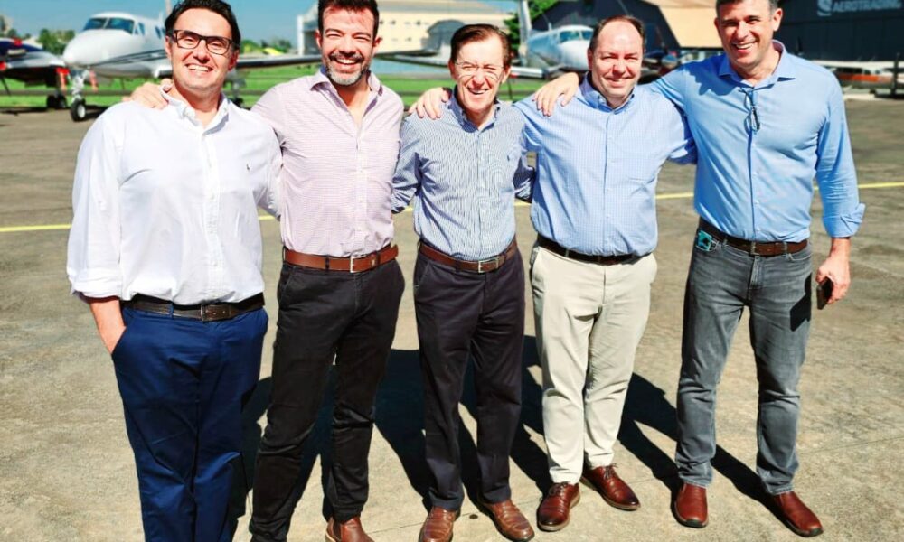 Legenda da foto: Da esquerda para à direita, Matheus Kfouri Marino (Presidente do conselho da Coopercitrus), João Aleixo (CEO DVA Agro), José Geraldo Mello (Vice Presidente do conselho da Coopercitrus), Matthias Damm (CEO DVA Group / Mains DVA Shareholder) e Fernando Degobi (CEO Coopercitrus).