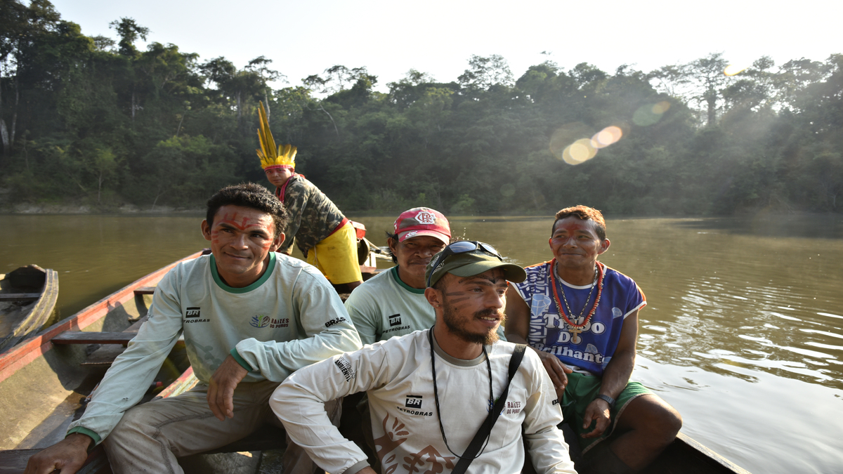 A cooperação entre os povos Paumari e Deni acontece desde a primeira pesca de pirarucu feita pelos Deni, em 2016. Adriano Gambarini/OPAN