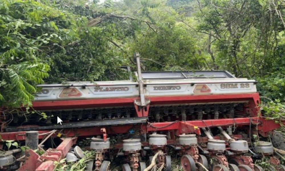 Semeadora tombada. O acidente deixou deformidades na máquina, em dezembro de 2023. Divulgação/FF Seguros.