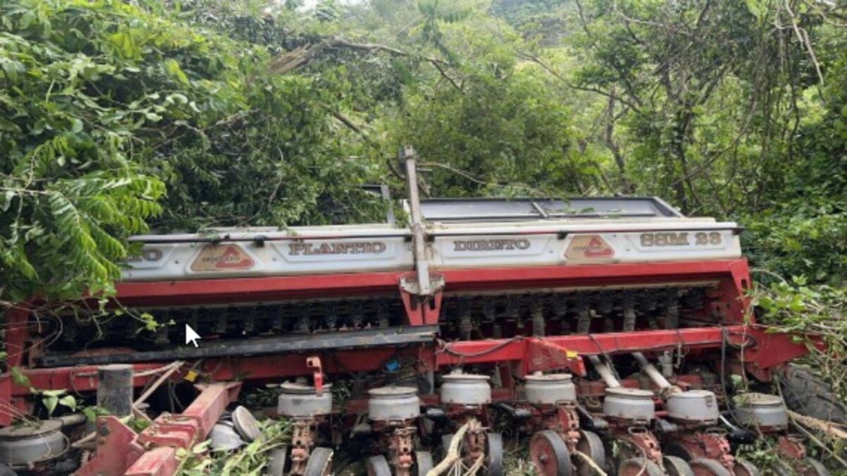 Semeadora tombada. O acidente deixou deformidades na máquina, em dezembro de 2023. Divulgação/FF Seguros.