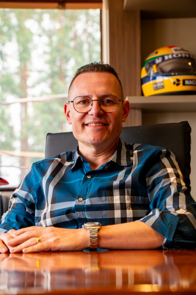 	* Luis Schiavo é engenheiro agrônomo, formado pela Unic (Universidade de Cuiabá), CEO e fundador da Naval Fertilizantes e acumula 20 anos de experiência no  mercado de fertilizantes especiais.
