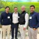 Jader Armanhi, cofundador e COO da Symbiomics (esq.), Gabriel Bottos, presidente do conselho da Symbiomics, Tom Greene, diretor sênior da Corteva, e Rafael de Souza, cofundador e CEO da Symbiomics Divulgação